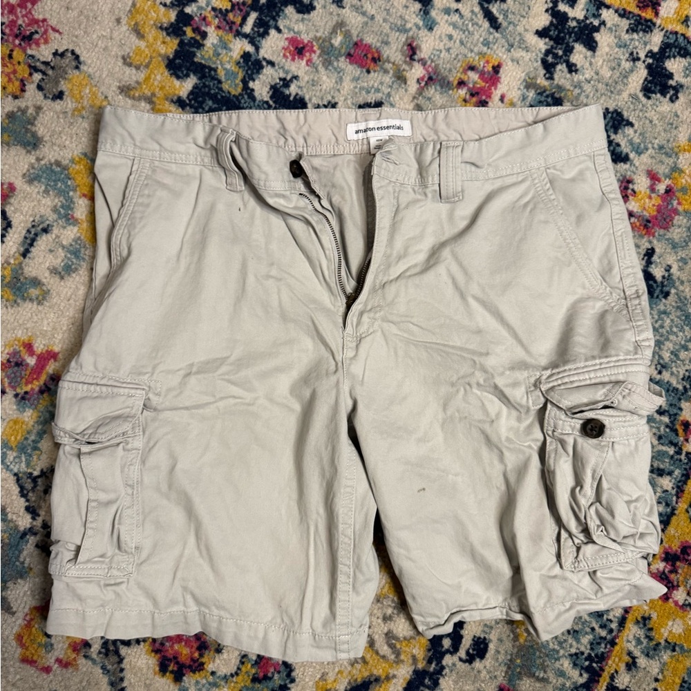 Men’s light khaki cargo shorts